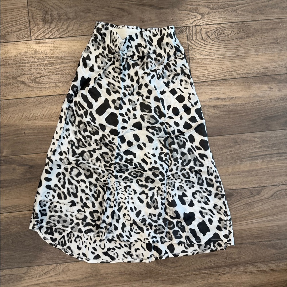 Chic Black and White Animal Print A-Line Skirt with elastic waistband size XS